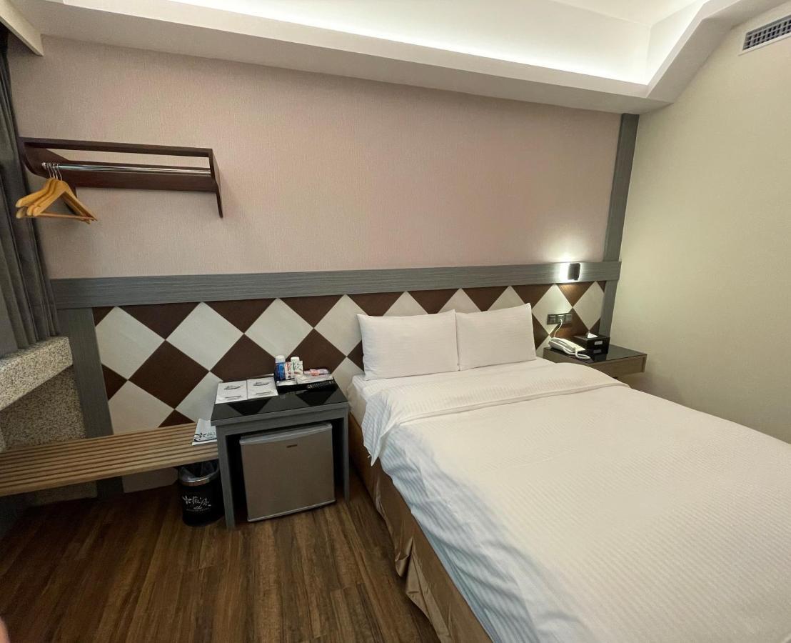 Weifeng Boutique Business Hotel - Zhanqian Branch Pingtung Екстериор снимка